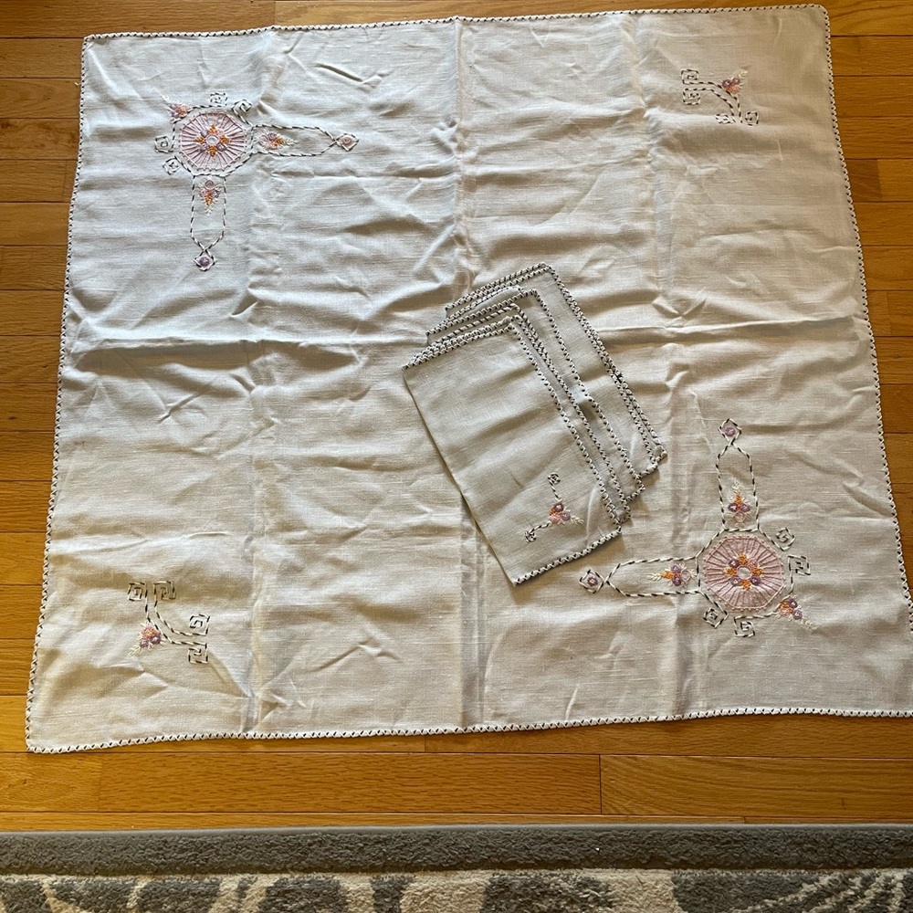 v i n t a g e ::
 embroidery tablecloth set with four napkins
